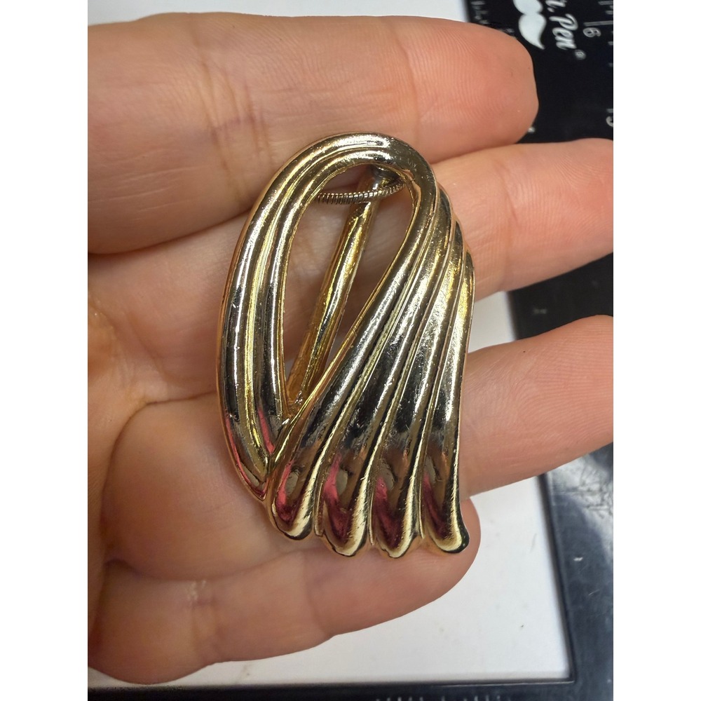 Gold Tone Ribbed Fan Wing Statement Slide Pendant Necklace 18 Inch Snake Chain